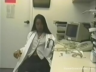 Asiatisk sygeplejerske fanget onanerer på sit kontor med nogle legetøj (brunette, amatør)